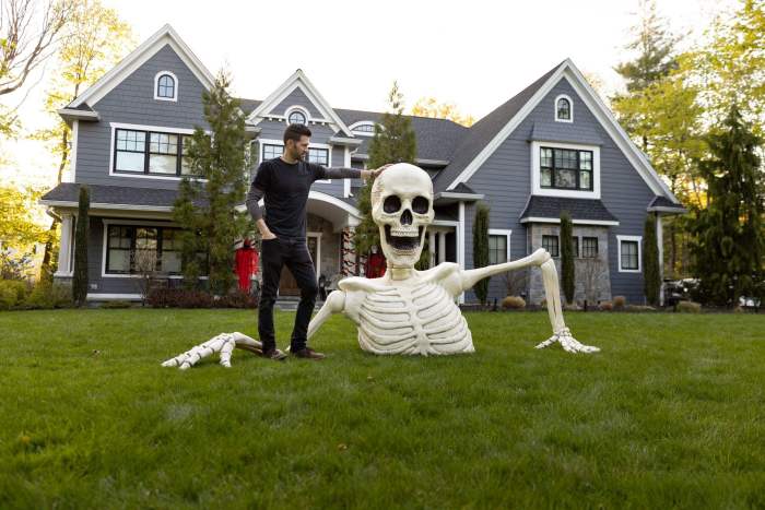 Towering Skeleton with LED Eyes & Haunting Sounds👻